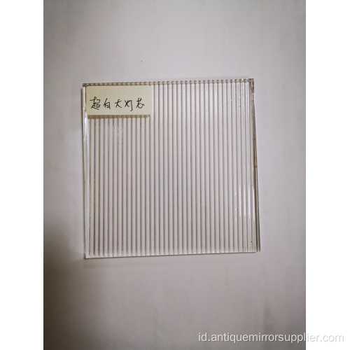 Kaca cermin dengan pola